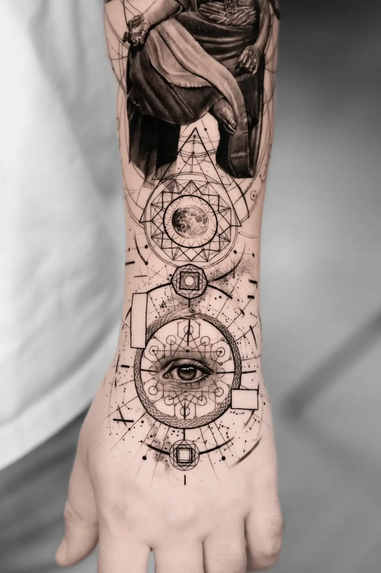 fine line tattoo vs traditional tattoo